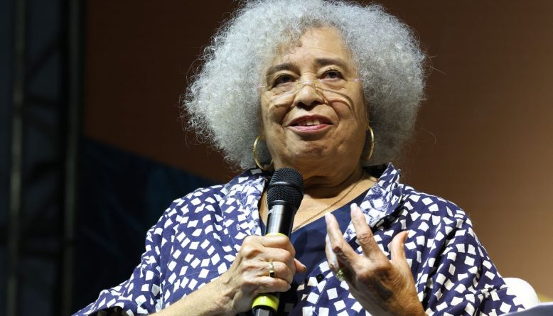 Angela Davis denuncia gentrificação em Paraty e homenageia pensadoras brasileiras na Flip