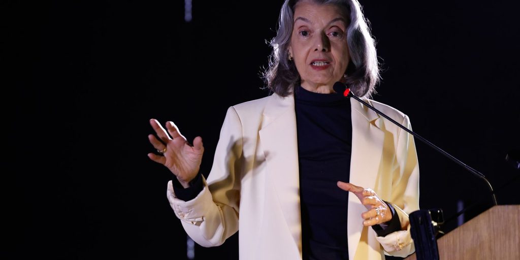 Cármen Lúcia defende que democracia é construída pelo povo e não por instituições isoladas