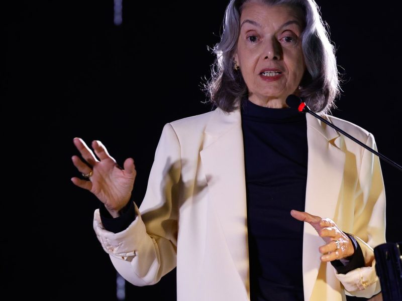 Cármen Lúcia defende que democracia é construída pelo povo e não por instituições isoladas