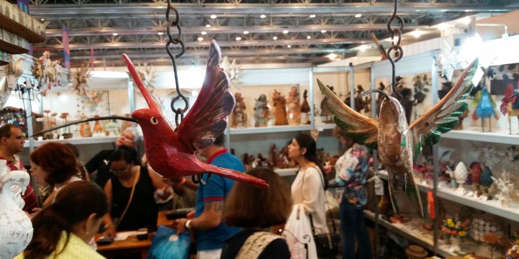 Estreantes e reencontros marcam a 26ª Fenearte, maior feira de artesanato da América Latina, em Olinda