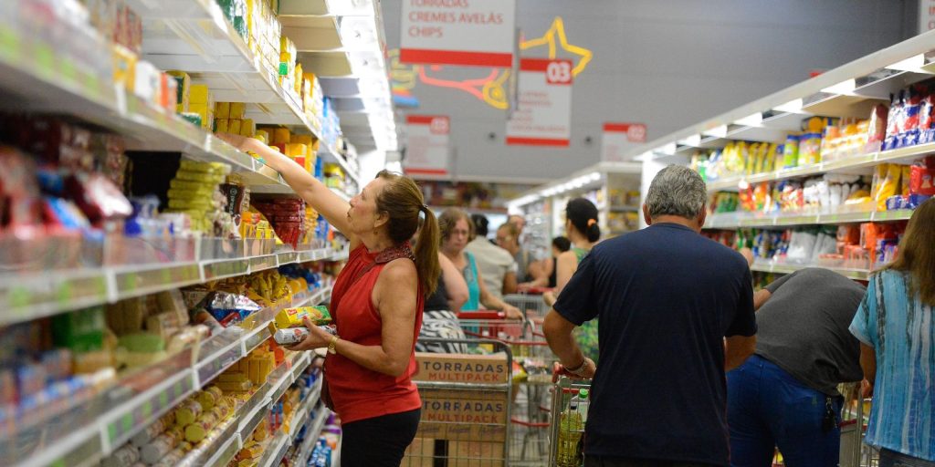 Cesta básica sobe em 17 capitais em junho; feijão puxa alta e Dieese estima salário mínimo ideal de R$ 8.110