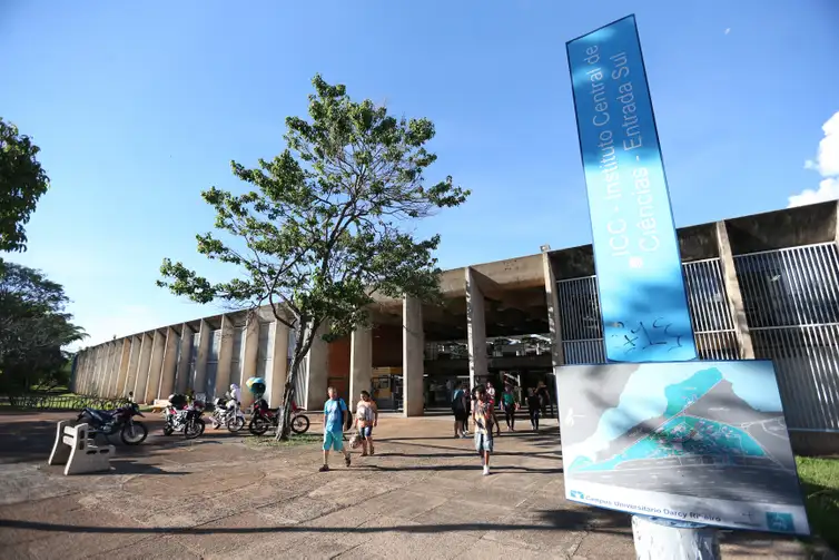 Fabio Rodrigues Pozzebom/Agência Brasil Brasília - Incluída no rodízio de abastecimento do DF, a Universidade de Brasília (UnB) está tomando medidas para reduzir o consumo de água, como adiar o início das aulas no principal campus da instituição em função do racionamento (Fabio