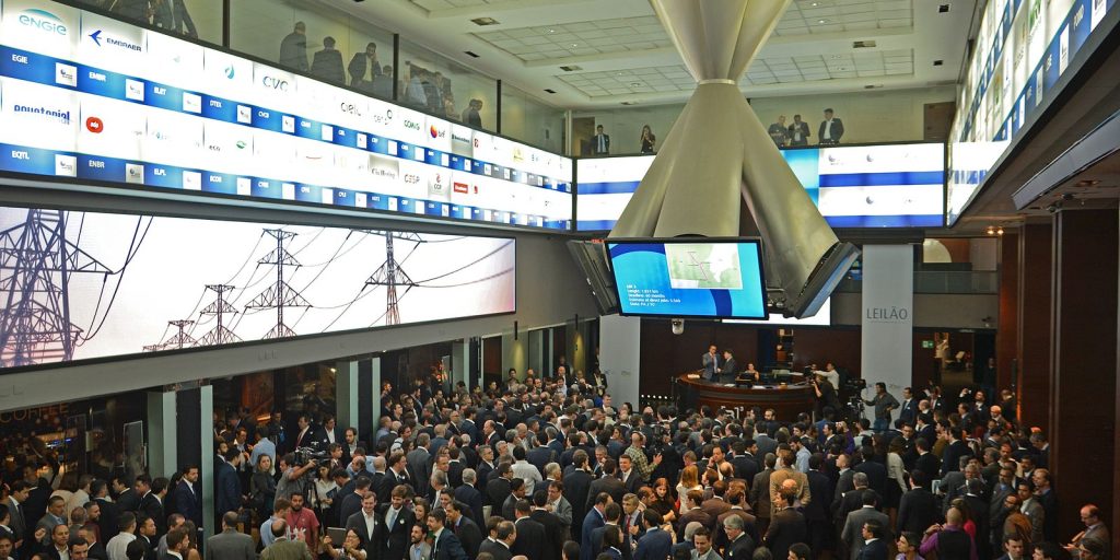 Ibovespa fecha acima de 174 mil pontos com aposta em corte da Selic; dólar recua a R$ 5,16