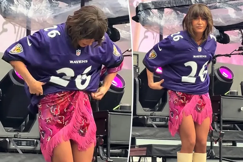 Cantora Ella Langley evita constrangimento em show ao improvisar com camisa de time após vestido abrir