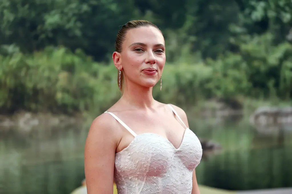 Protetor solar favorito de Scarlett Johansson volta ao estoque após meses esgotado