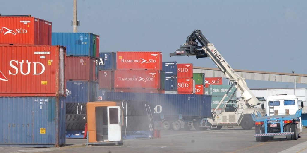 Exportações brasileiras aos EUA têm primeira alta após tarifaço de Trump, mas volume ainda cai