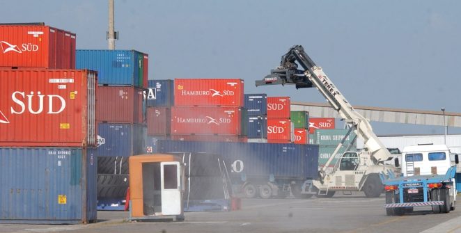 Exportações brasileiras aos EUA têm primeira alta após tarifaço de Trump, mas volume ainda cai