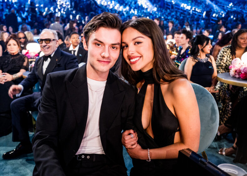 Louis Partridge e Olivia Rodrigo no Grammy