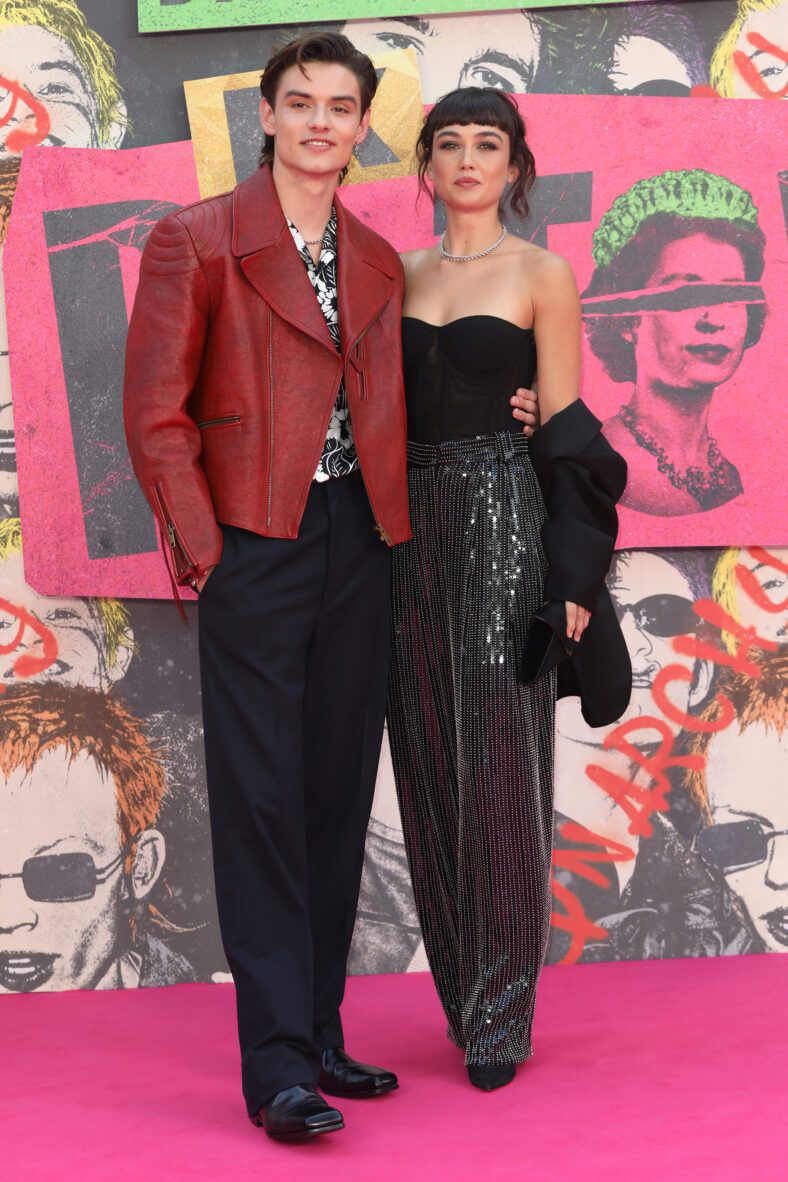 Louis Partridge e Sydney Chandler na estreia de Pistol