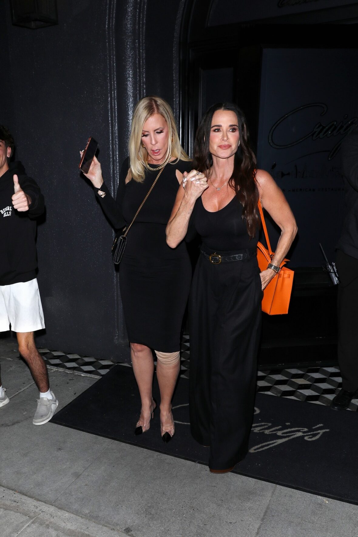 Vicki Gunvalson e Kyle Richards saindo do restaurante Craig's