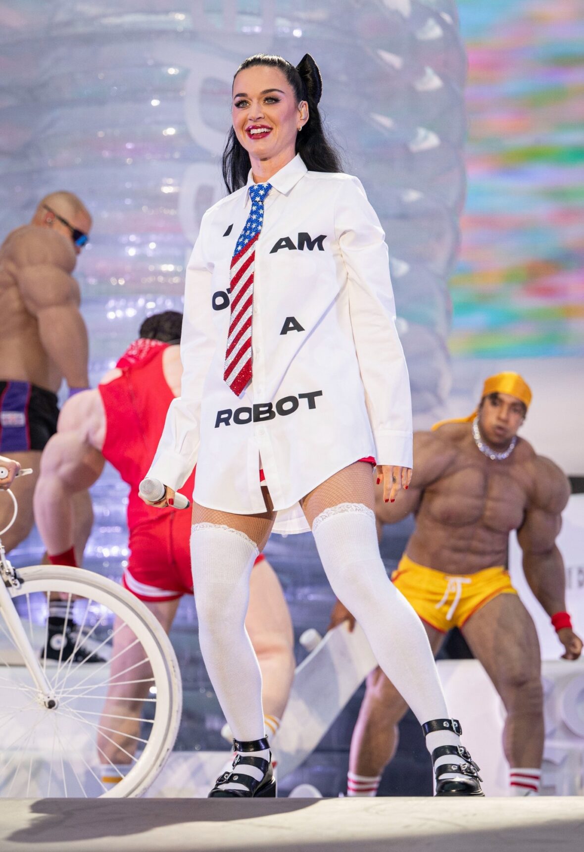 Katy Perry se apresenta no Castelo de Cardiff, no País de Gales