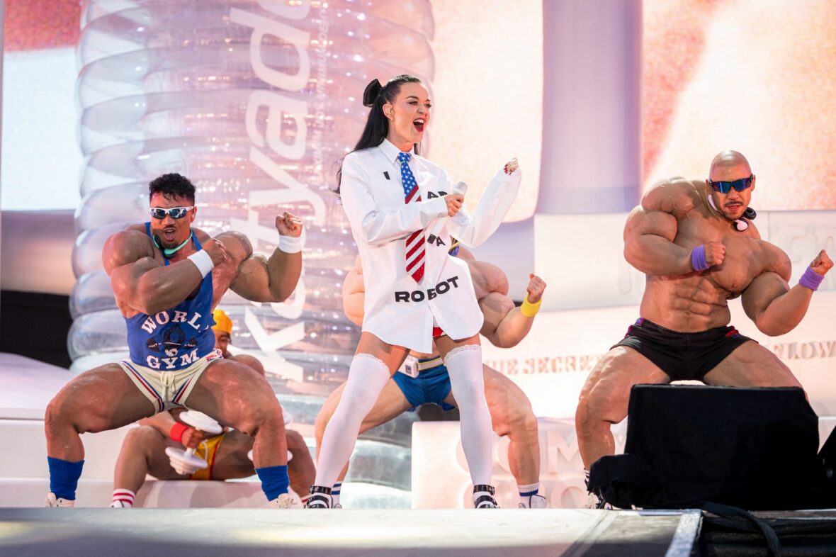 Katy Perry se apresenta no Castelo de Cardiff, no País de Gales