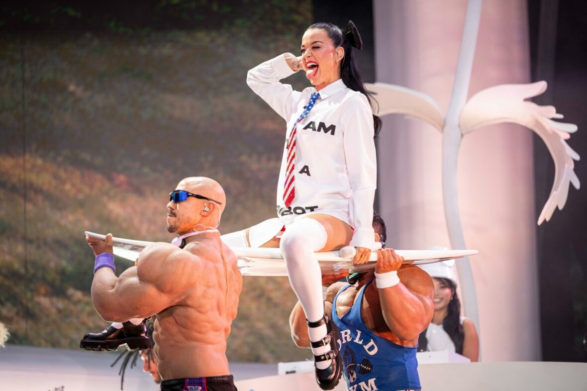 Katy Perry se apresenta no Castelo de Cardiff, no País de Gales