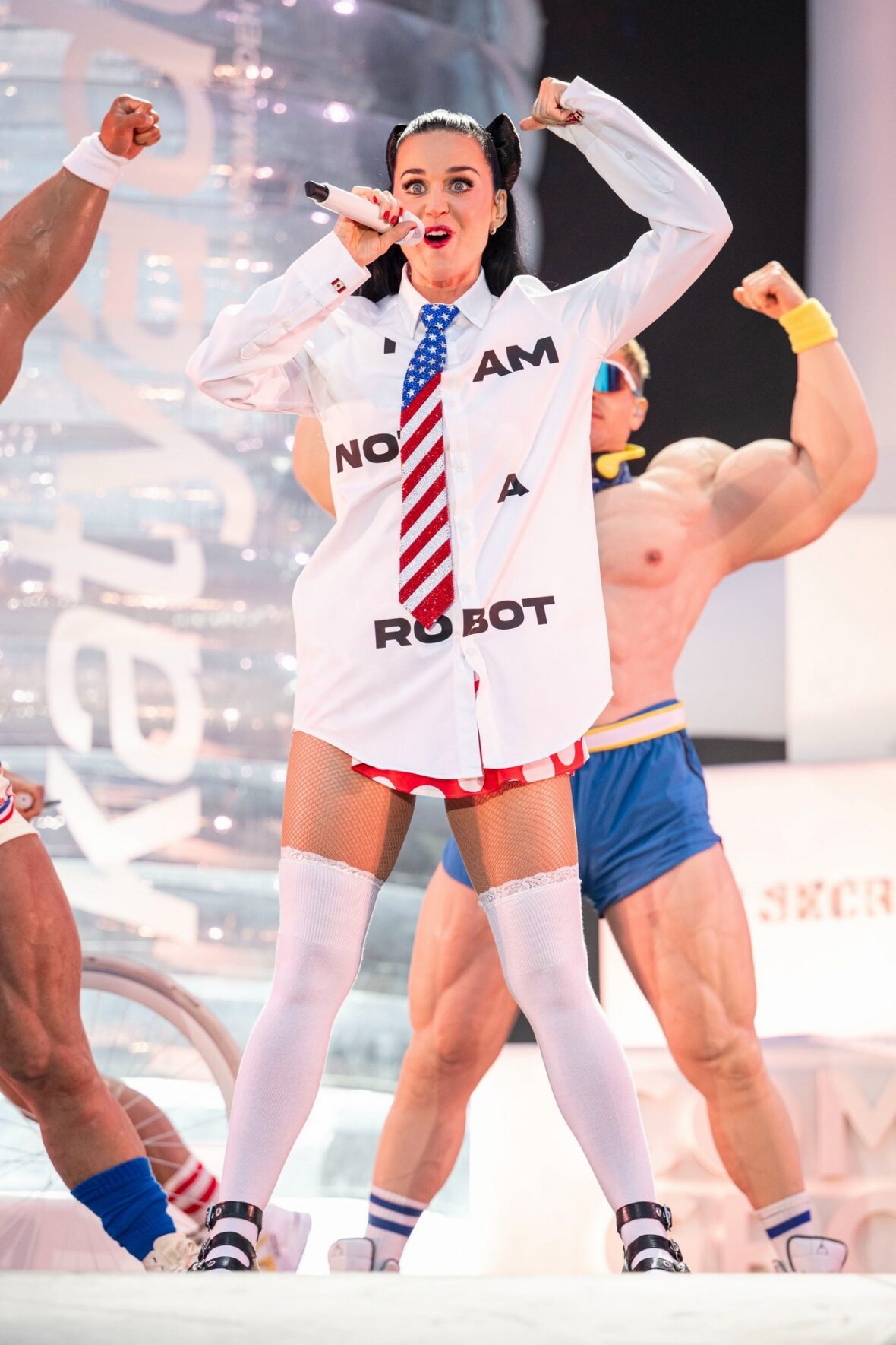 Katy Perry se apresenta no Castelo de Cardiff, no País de Gales