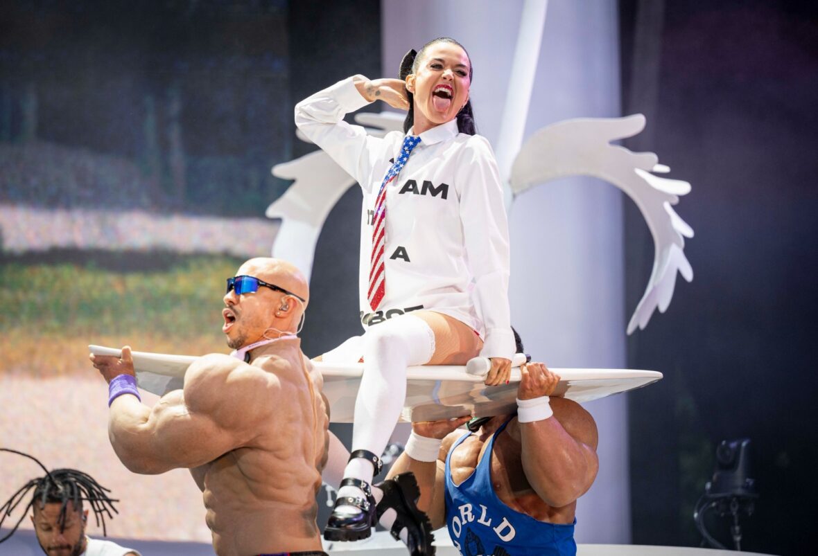 Katy Perry se apresenta no Castelo de Cardiff, no País de Gales
