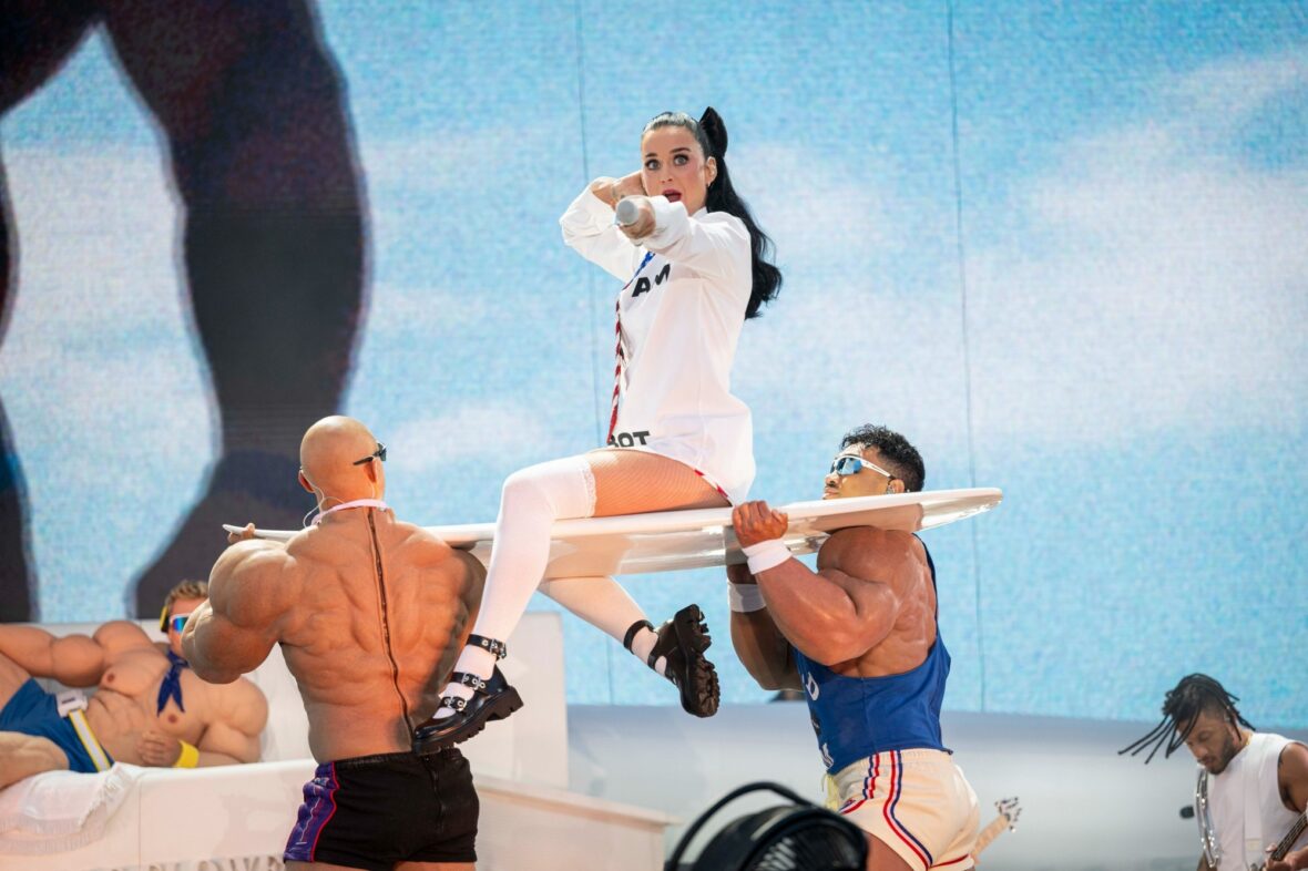 Katy Perry se apresenta no Castelo de Cardiff, no País de Gales