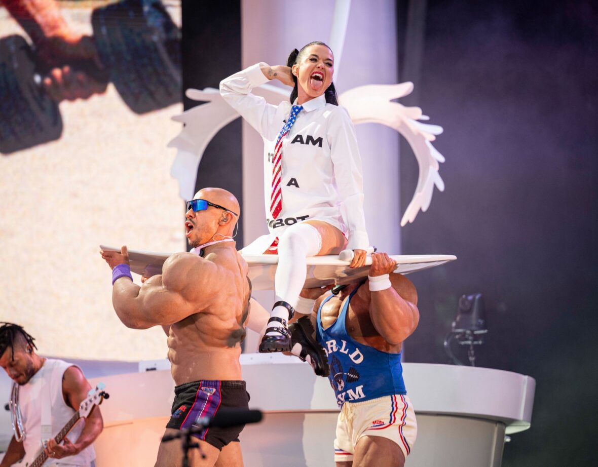 Katy Perry se apresenta no Castelo de Cardiff, no País de Gales