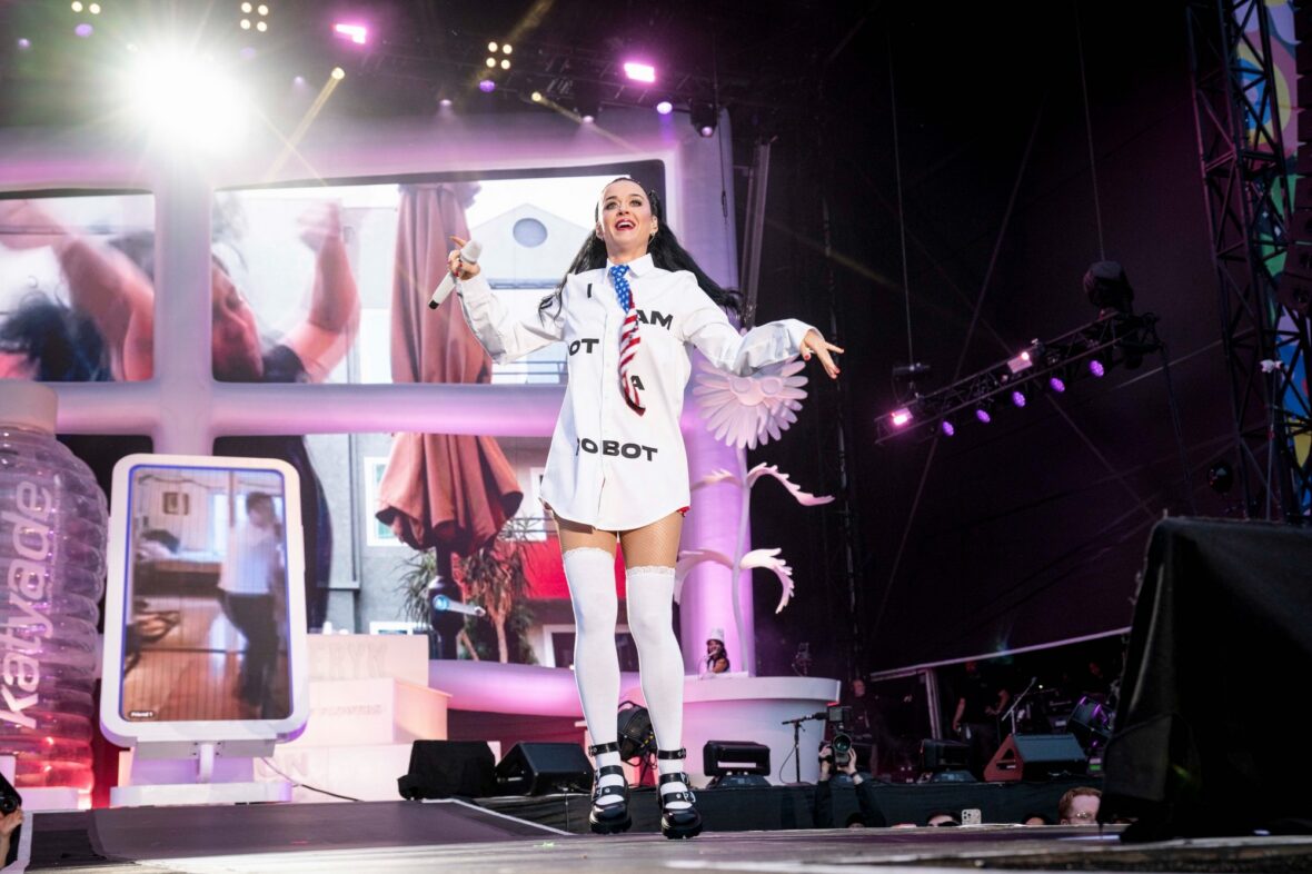 Katy Perry se apresenta no Castelo de Cardiff, no País de Gales