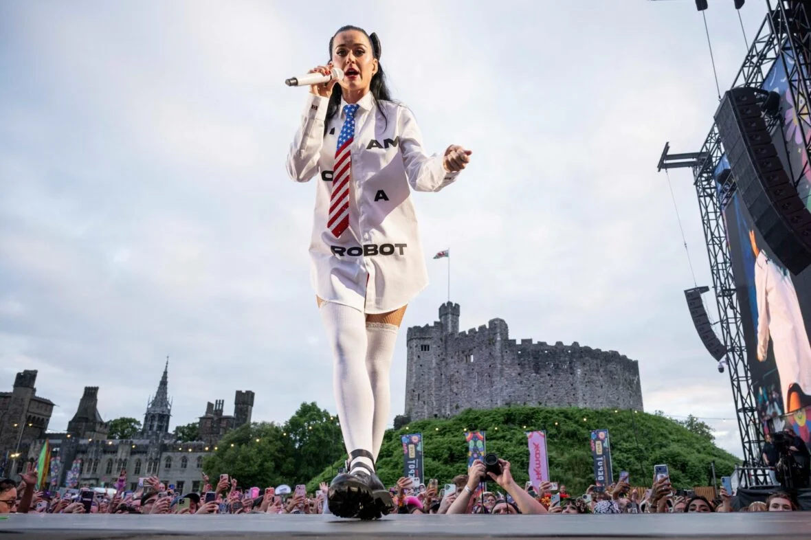 Katy Perry se apresenta no Castelo de Cardiff, no País de Gales