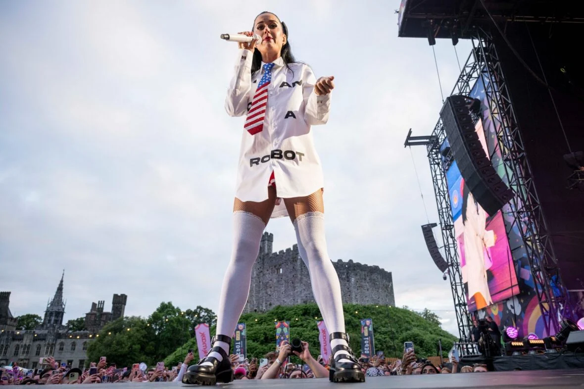 Katy Perry se apresenta no Castelo de Cardiff, no País de Gales