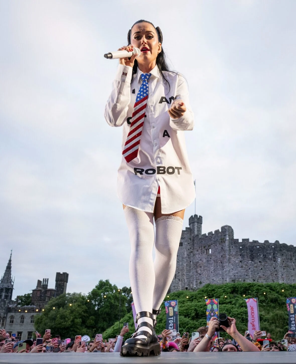 Katy Perry se apresenta no Castelo de Cardiff, no País de Gales