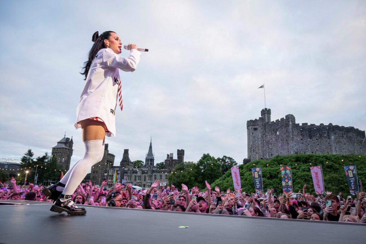 Katy Perry se apresenta no Castelo de Cardiff, no País de Gales