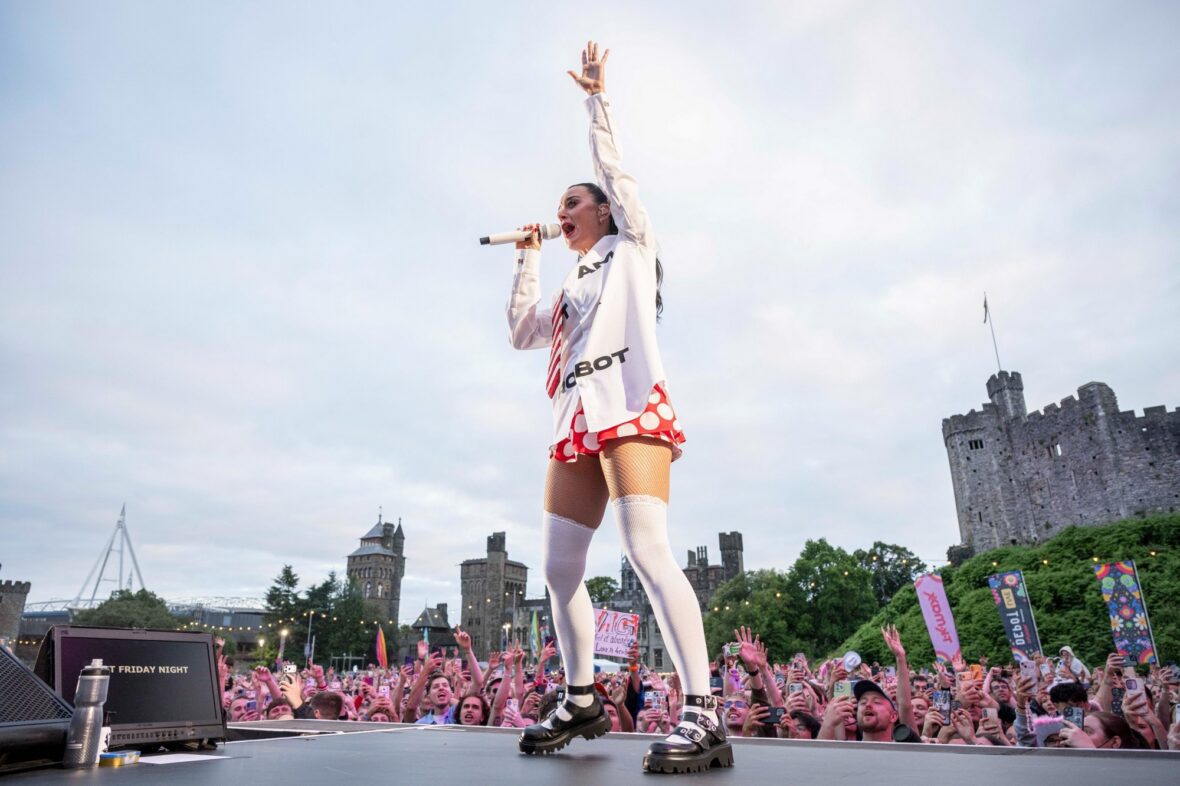 Katy Perry se apresenta no Castelo de Cardiff, no País de Gales