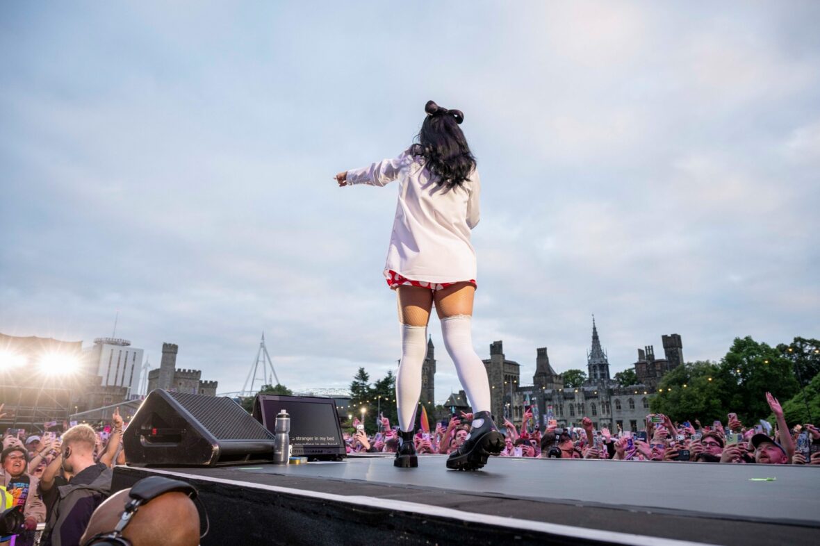 Katy Perry se apresenta no Castelo de Cardiff, no País de Gales