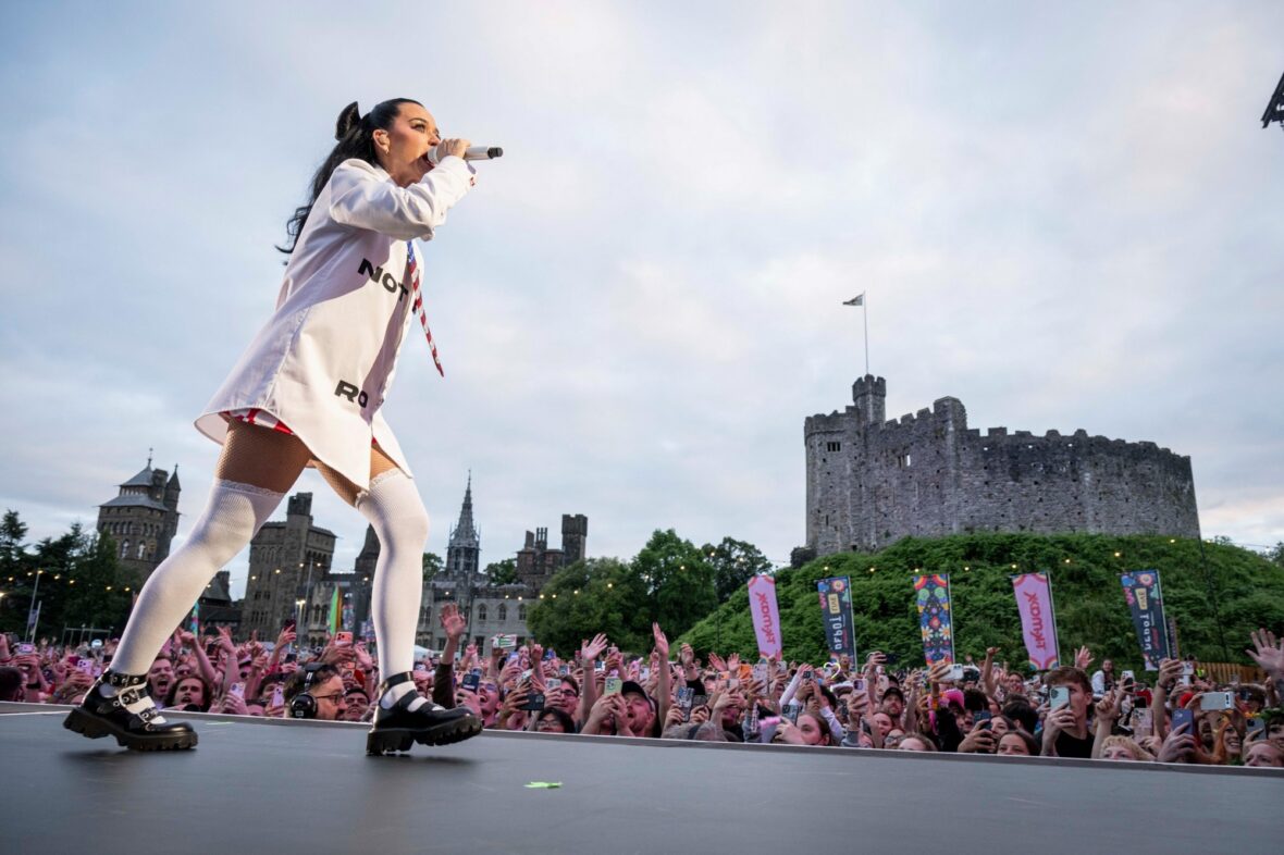 Katy Perry se apresenta no Castelo de Cardiff, no País de Gales