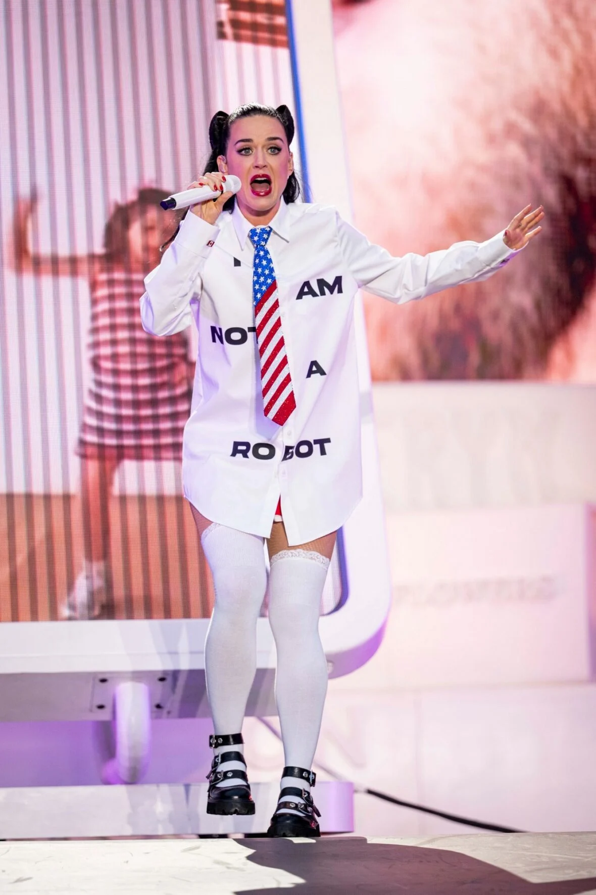 Katy Perry se apresenta no Castelo de Cardiff, no País de Gales