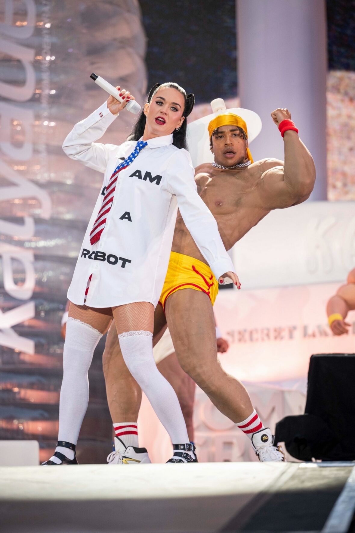 Katy Perry se apresenta no Castelo de Cardiff, no País de Gales