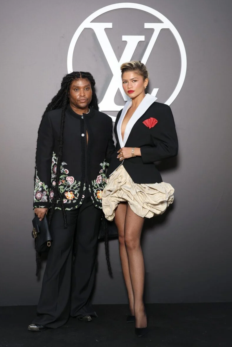 Law Roach e Zendaya participam do desfile da Louis Vuitton