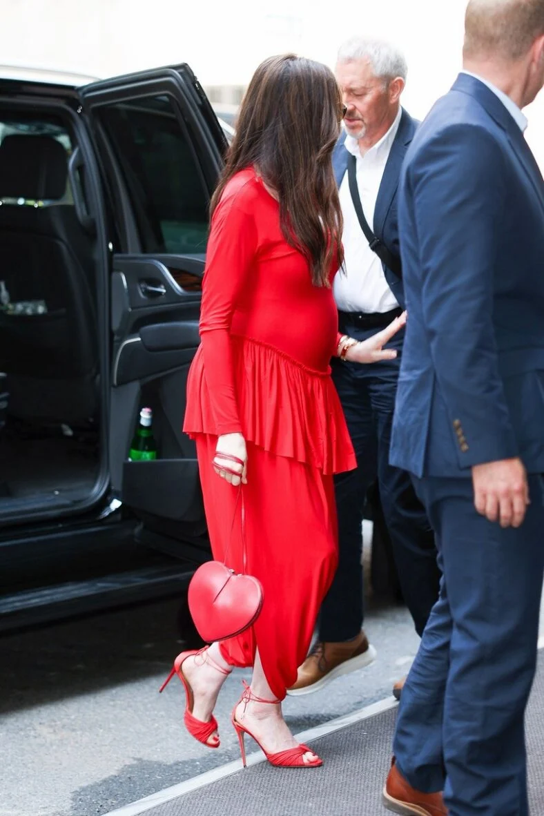 Anne Hathaway com roupa invertida