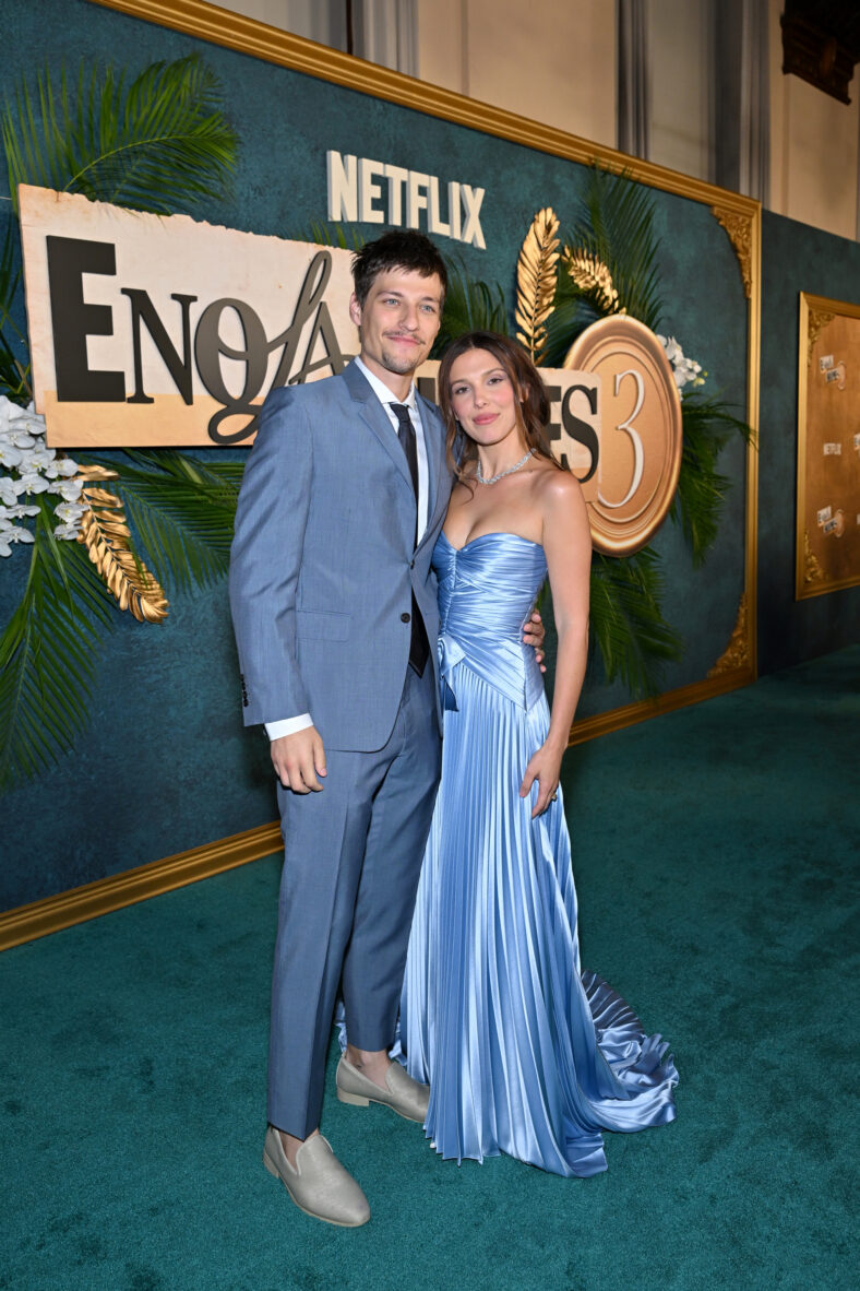 Millie Bobby Brown e Jake Bongiovi na estreia de Enola Holmes 3