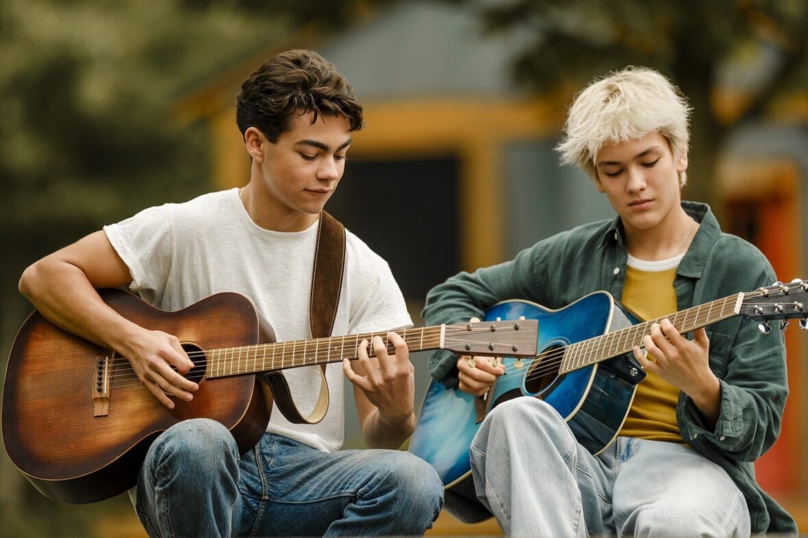 Malachi Barton e Hudson Stone ainda tocam guitarra em Camp Rock 3