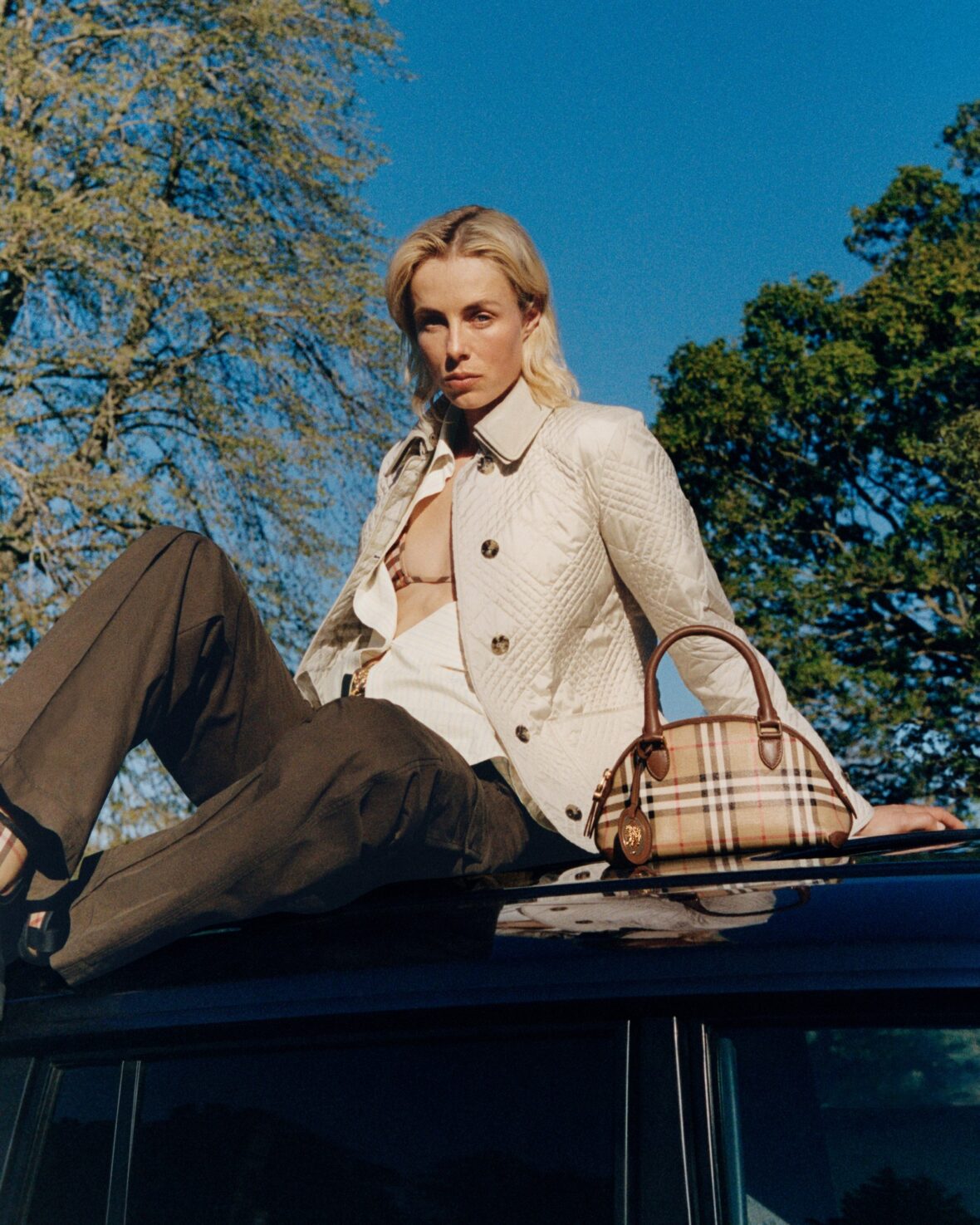 Edie Campbell em nova campanha da Burberry