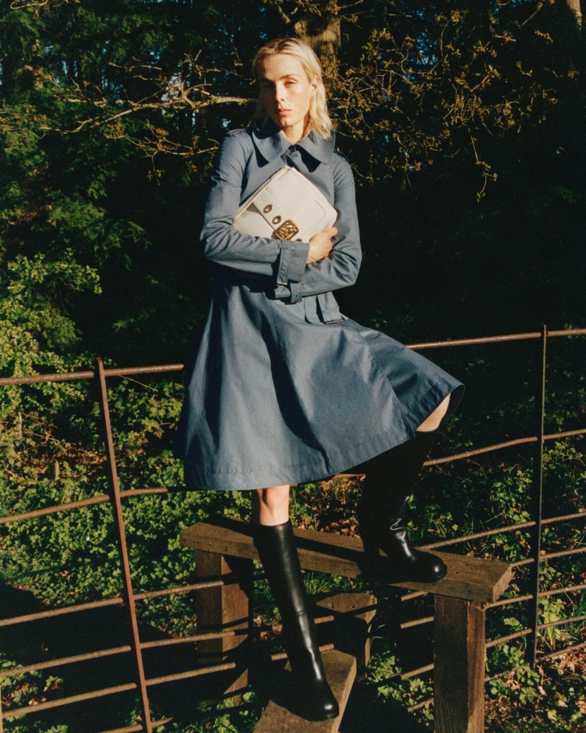 Edie Campbell posa para nova campanha de moda da Burberry