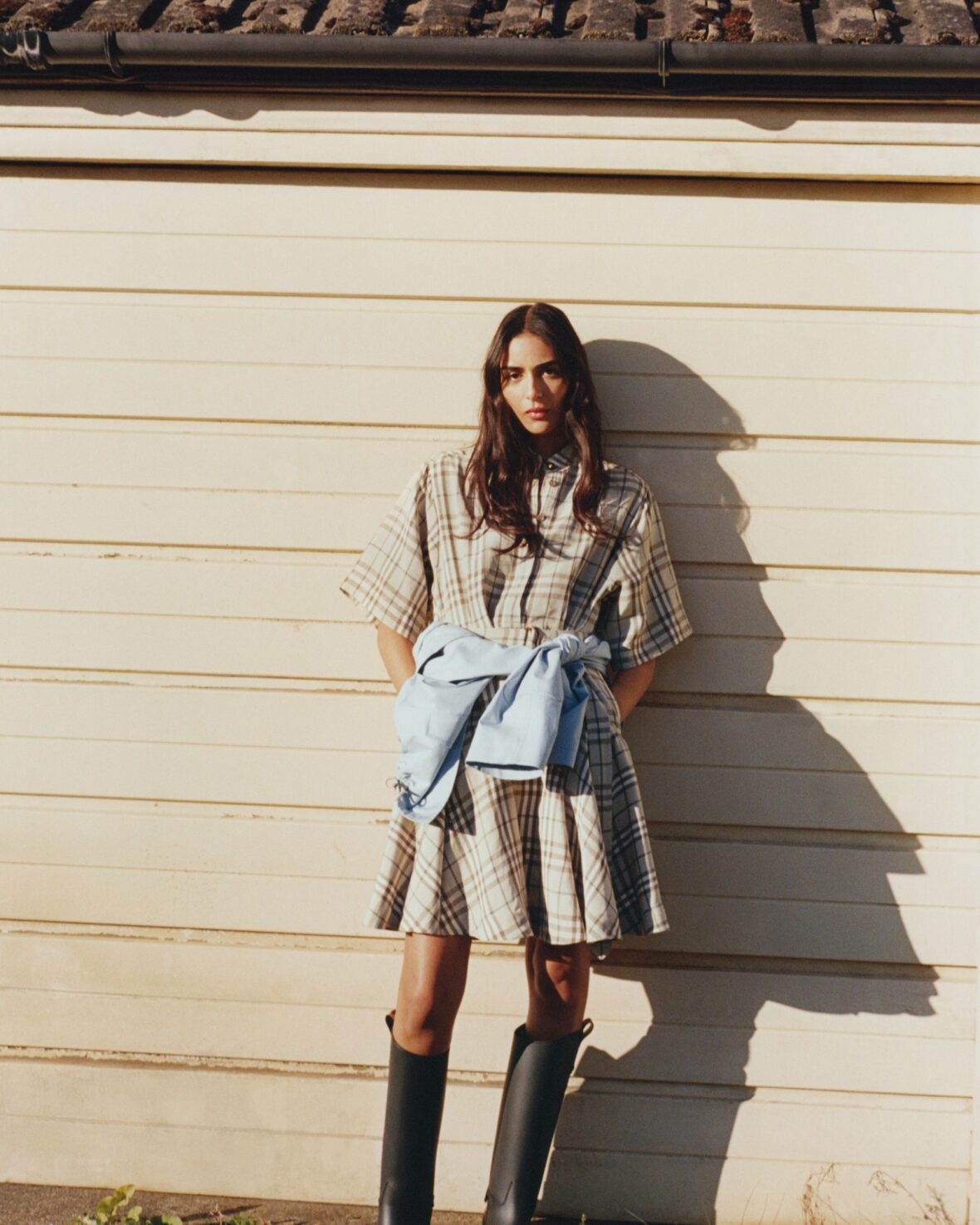 Nora Attall posa para nova campanha de moda da Burberry