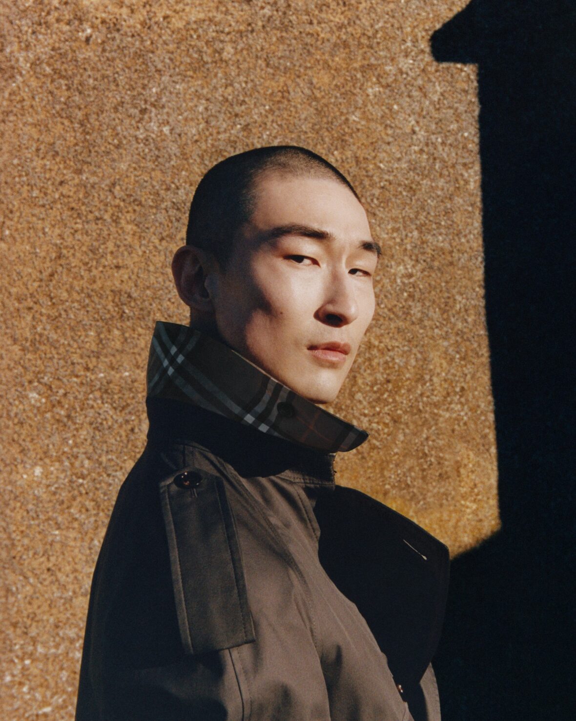 Sang Woo Kim posa para nova campanha de moda da Burberry