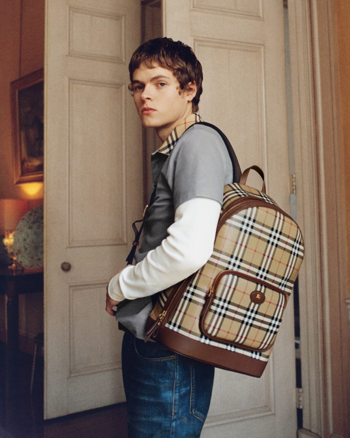 Moses Martin posa para nova campanha de moda da Burberry