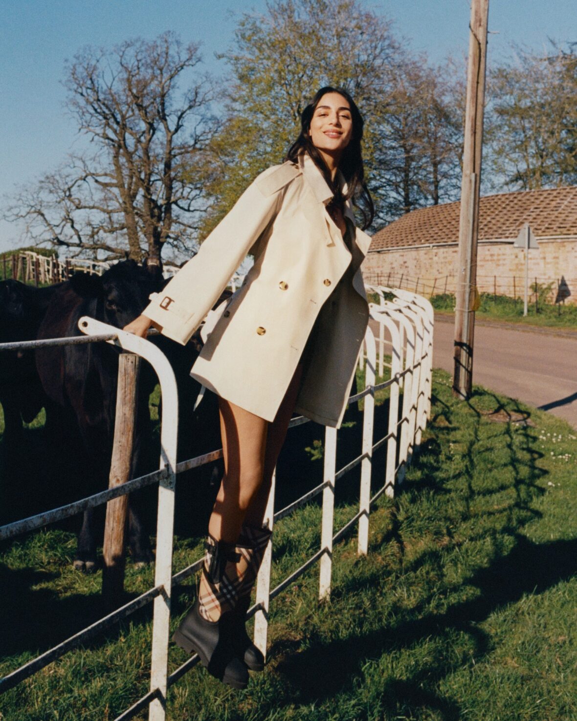 Nora Attall posa para nova campanha de moda da Burberry