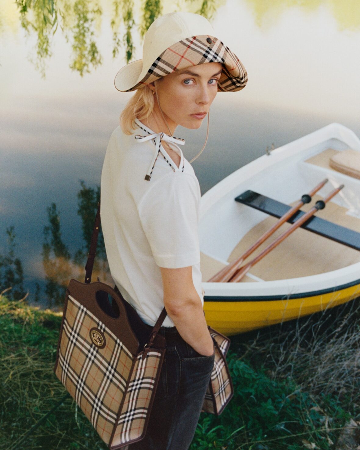 Edie Campbell posa para nova campanha de moda da Burberry