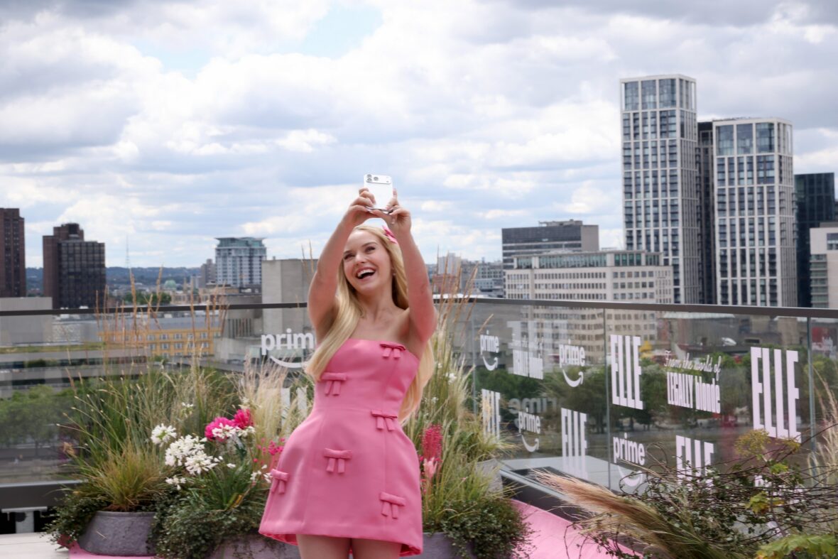 Lexi Minetree tira uma selfie na foto da Elle em Londres
