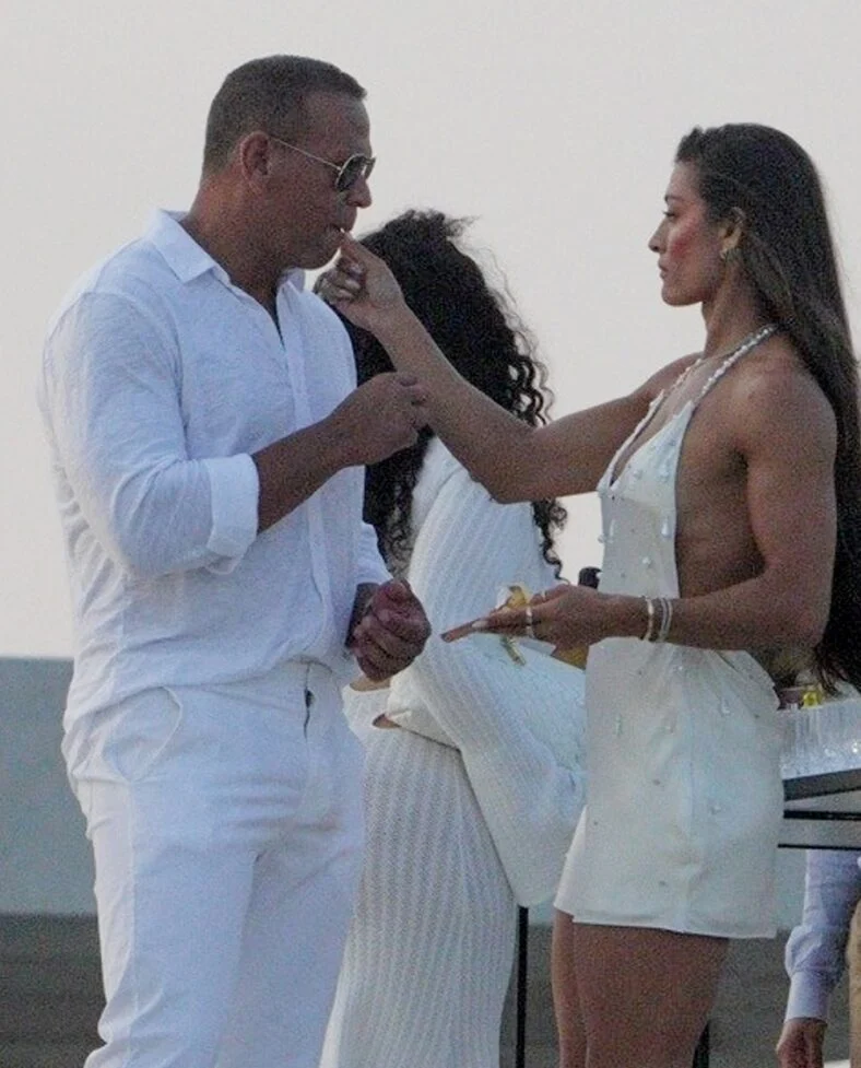Alex Rodriguez beija mulher misteriosa na White Party