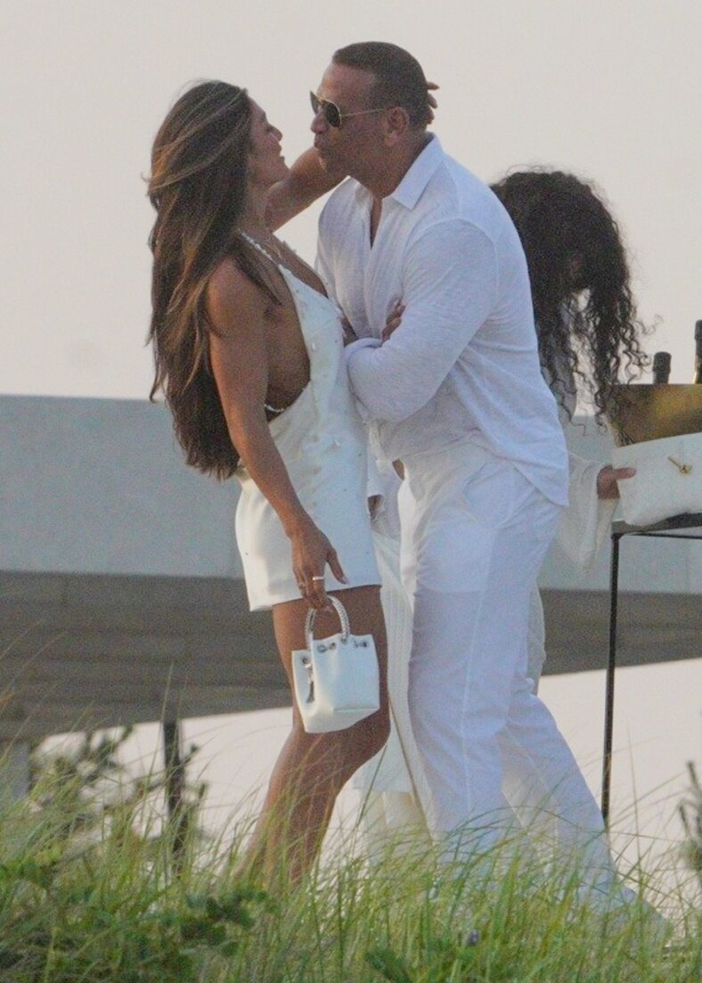 Alex Rodriguez beija mulher misteriosa na White Party