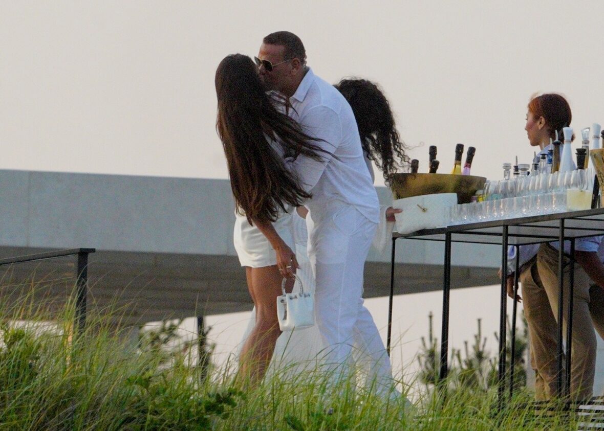 Alex Rodriguez beija mulher misteriosa na White Party