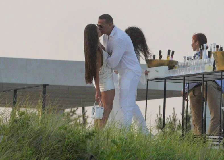 Alex Rodriguez beija mulher misteriosa na White Party