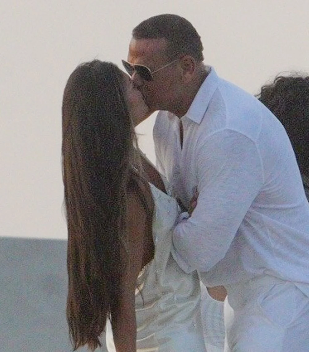 Alex Rodriguez beija mulher misteriosa na White Party