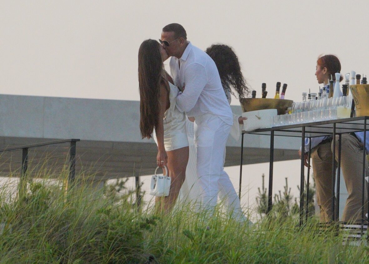 Alex Rodriguez beija mulher misteriosa na White Party