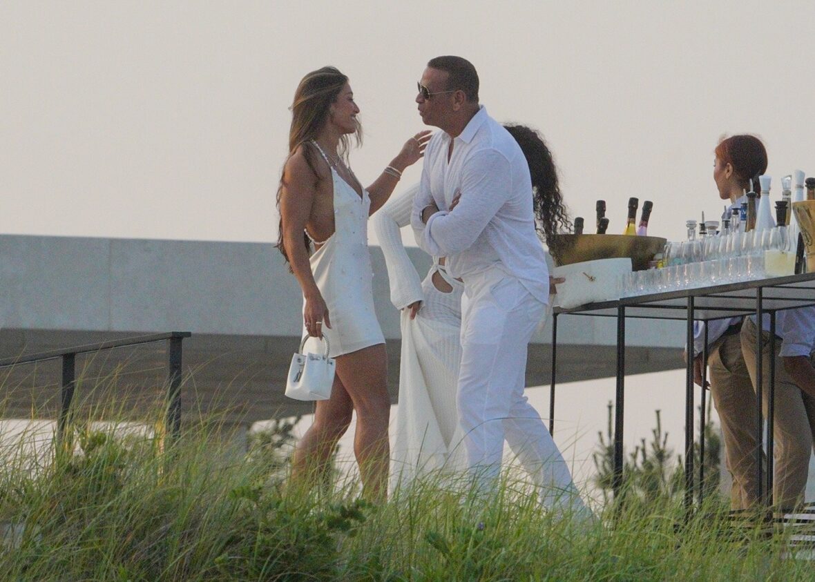 Alex Rodriguez beija mulher misteriosa na White Party